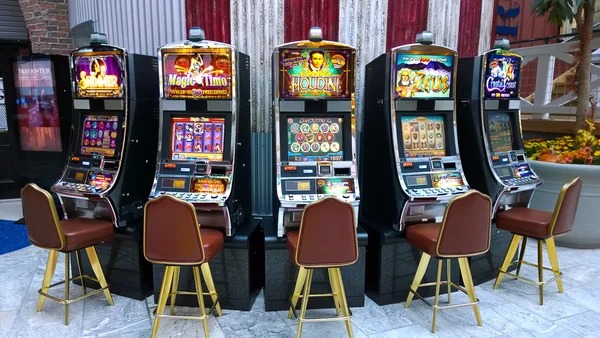 Hot Pot live-dealer table interface on indox platform showing real-time game action